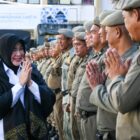 Wali Kota Banda Aceh Illiza Sa’aduddin Djamal menyapa dan bersalaman dengan jajaran Satpol PP saat melakukan sidak hari pertama kerja pasca libur Lebaran di lingkungan Pemko Banda Aceh, Rabu (25/3/2026). Foto: Dok. Istimewa