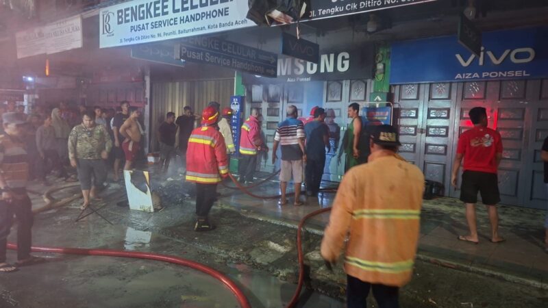 Petugas berjibaku memadamkan api yang menghanguskan ponsel hp di Peuniti, Selasa (10/3/2026) dini hari. Foto: DPKP Banda Aceh