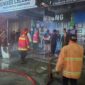 Petugas berjibaku memadamkan api yang menghanguskan ponsel hp di Peuniti, Selasa (10/3/2026) dini hari. Foto: DPKP Banda Aceh
