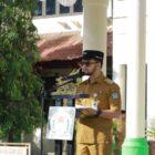 Wakil Bupati Aceh Barat Said Fadheil memberikan arahan kepada ASN saat apel gabungan usai Idulfitri 1447 H di Meulaboh, Senin (30/3/2026). Foto: Dok. Istimewa
