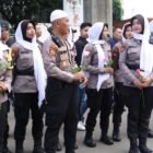 Sejumlah polisi wanita (Polwan) membagikan bunga kepada masyarakat sebagai simbol kedekatan dan pelayanan humanis Polri dalam kegiatan di kawasan Jakarta, Rabu (4/3/2026). Foto: Dok. Istimewa