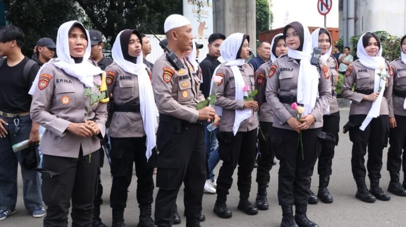 Sejumlah polisi wanita (Polwan) membagikan bunga kepada masyarakat sebagai simbol kedekatan dan pelayanan humanis Polri dalam kegiatan di kawasan Jakarta, Rabu (4/3/2026). Foto: Dok. Istimewa