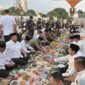 Menteri Dalam Negeri Muhammad Tito Karnavian bersama Menteri Sosial Saifullah Yusuf, Gubernur Aceh Muzakir Manaf, dan Wakil Gubernur Aceh Fadhlullah mengikuti buka puasa bersama masyarakat di halaman Masjid Raya Baiturrahman, Banda Aceh, Jumat (6/3/2026). Foto: Dok. Istimewa