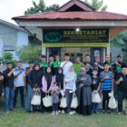 Wakil Bupati Aceh Besar Drs. Syukri A. Jalil dan Pengurus RAPI Wilayah 01.03 Aceh Besar foto bersama dengan anak yatim di Sekretariat RAPI Wilayah 01.03 Aceh Besar, Gampong Bada, Kecamatan Ingin Jaya, Sabtu (14/3/2026). Foto: Dok. MC Aceh Besar
