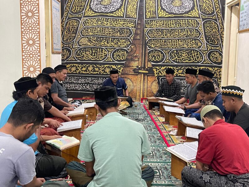 Warga binaan Lapas Kelas IIB Meulaboh mengikuti kegiatan tadarus Al-Qur’an di mushalla lapas sebagai bagian dari pembinaan keagamaan selama bulan suci Ramadhan, Kamis (12/03/2026). Foto: Dok. Istimewa 