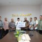 Direktur Utama Bank Aceh Fadhil Ilyas menyerahkan secara simbolis zakat karyawan Bank Aceh Syariah kepada Baitul Mal Aceh di Kantor Pusat Bank Aceh, Banda Aceh, Kamis (12/3/2026). Foto: Dok. Istimewa