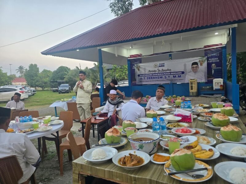 Anggota DPR RI HT. Ibrahim (Ampon Bram) menyampaikan sambutan saat kegiatan silaturahmi dan buka puasa bersama masyarakat di Rumah Aspirasi Lambaro Angan, Aceh Besar, Sabtu (7/3/2026). Foto: Dok. Istimewa
