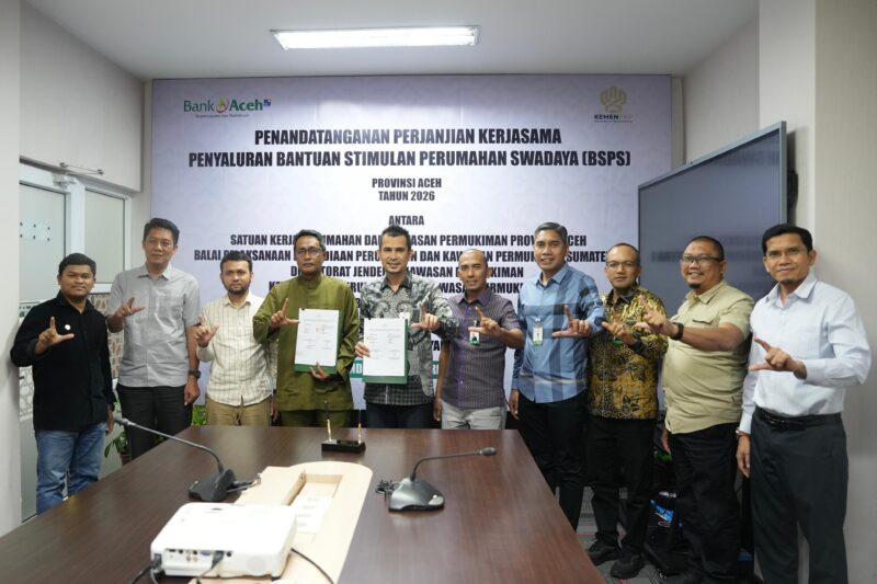 Direktur Dana dan Jasa Bank Aceh M. Hendra Supardi bersama PPK Rumah Swadaya Lukman Hakim serta jajaran berfoto bersama usai penandatanganan Perjanjian Kerja Sama penyaluran Bantuan Stimulan Perumahan Swadaya (BSPS) Tahun 2026 di Kantor Pusat Bank Aceh, Banda Aceh, Kamis (12/3/2026). Foto: Dok. Istimewa