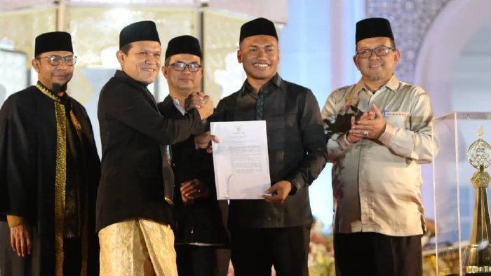 Penunjukan Kabupaten Aceh Barat Daya sebagai tuan rumah MTQ Provinsi Aceh ke-38 pada penutupan MTQ ke-37 di Pidie Jaya, Jumat (7/11/2025). Foto. Dok. Teukunizar/NOA.co.id