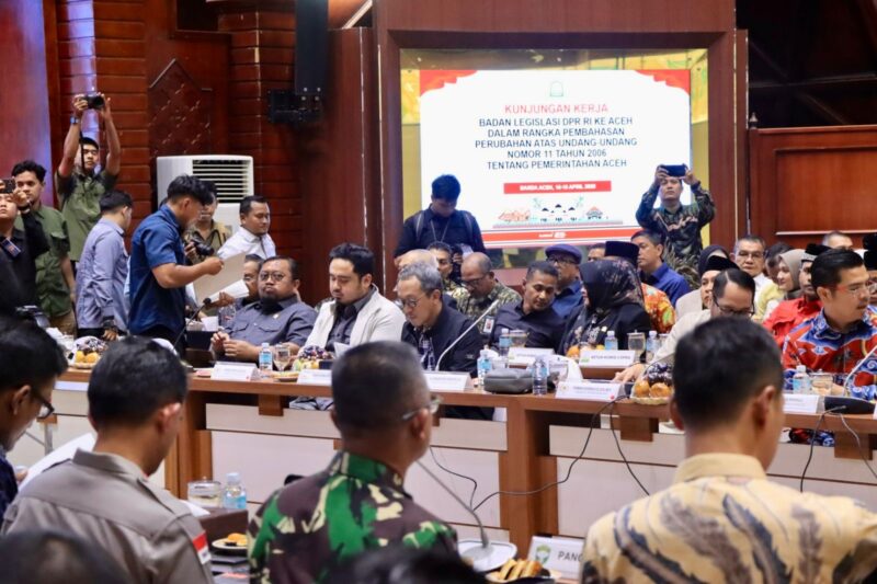 Suasana pertemuan Pemerintah Aceh dan Baleg DPR RI dalam rangka pembahasan revisi UUPA di Anjong Mon Mata, Banda Aceh, Kamis (16/4/2026). Foto: Dok. Istimewa 