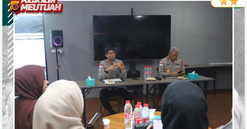 Kapolda Aceh berdialog santai bersama influencer muda dalam kegiatan saweu keude kupi di Banda Aceh, Jumat (17/4/2026). Foto: Dok. Istimewa