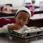 SPPG Lamlagang Banda Raya menyelipkan beberapa masakan lokal sebagai variasi menu MBG, salah satunya Nasi Goreng Nektu dan Telur Darsun. Foto: Dok. BGN