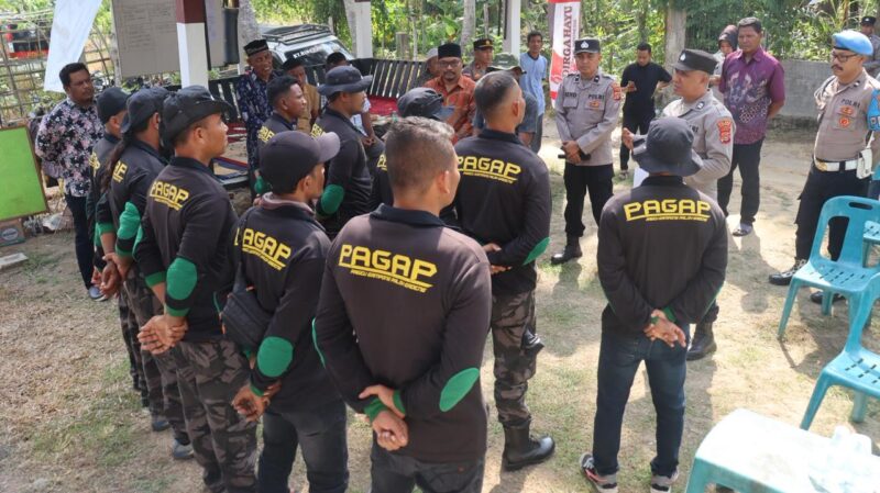 Kasat Binmas Polres Lhokseumawe bersama personel Sat Binmas melaksanakan pengecekan kesiapan Pos Satkamling di Desa Paloh Gadeng, Kecamatan Dewantara, Selasa (28/4/2026). Dok. Polres Lhokseumawe