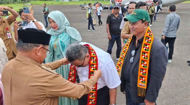 Anggota DPR RI H Ruslan M. Daud, saat tiba di Bandara Lasikin bersama rombongan pada Selasa, (21/4/2026).