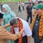 Anggota DPR RI H Ruslan M. Daud, saat tiba di Bandara Lasikin bersama rombongan pada Selasa, (21/4/2026).