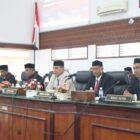 Anggota Pansus DPRK Aceh Besar mendengarkan penyampaian LKPJ Bupati Aceh Besar TA 2025 di rapat paripurna, Kota Jantho, Senin (6/4/2026). Foto: Dok. Istimewa
