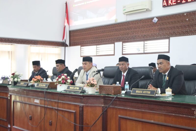 Anggota Pansus DPRK Aceh Besar mendengarkan penyampaian LKPJ Bupati Aceh Besar TA 2025 di rapat paripurna, Kota Jantho, Senin (6/4/2026). Foto: Dok. Istimewa 