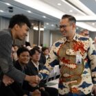 Perwakilan BSI berjabat tangan dengan mahasiswa peserta BSI Scholarship sebagai bentuk dukungan terhadap generasi muda berprestasi, Kamis (2/4/2026). Foto: Dok. Istimewa 