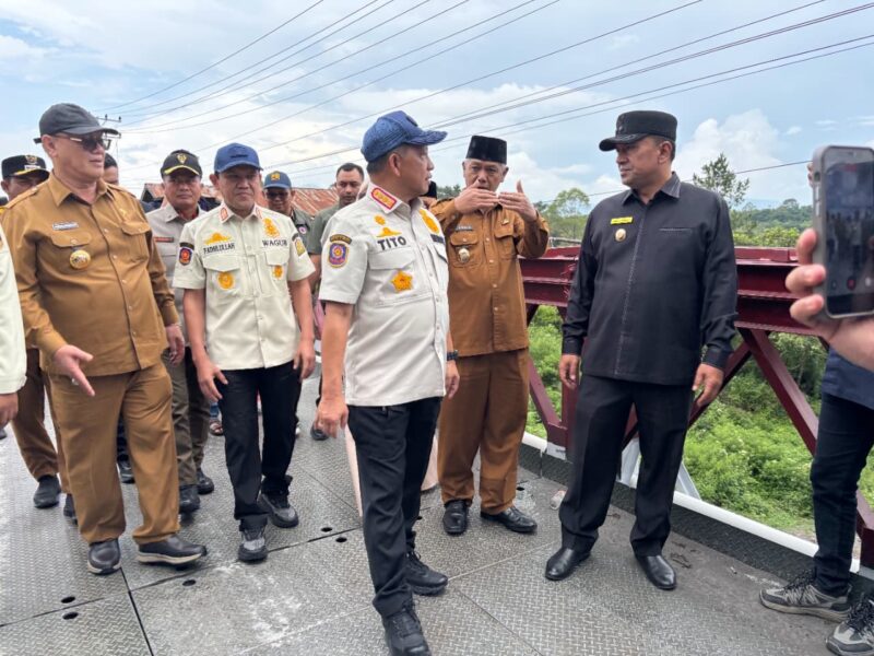 Mendagri Tito Karnavian didampingi Wakil Gubernur Aceh Fadhlullah meninjau Jembatan Bailey di Desa Karang Rejo, Bener Meriah, yang menjadi akses vital warga pascabencana, Senin (20/4/2026). Foto: Dok. Istimewa 