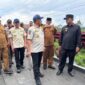 Mendagri Tito Karnavian didampingi Wakil Gubernur Aceh Fadhlullah meninjau Jembatan Bailey di Desa Karang Rejo, Bener Meriah, yang menjadi akses vital warga pascabencana, Senin (20/4/2026). Foto: Dok. Istimewa 