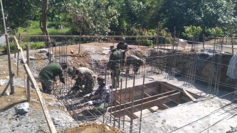 Proses pembangunan Jembatan Gantung Perintis Garuda oleh TNI bersama warga di Desa Kumbang Jaya, Aceh Tenggara, Senin (20/4/2026). Foto: Dok. Istimewa 