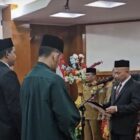 Bupati Safwandi dalam prosesi pengambilan sumpah jabatan H. Masri sebagai Sekretaris Daerah (Sekda) Kabupaten Aceh Jaya yang berlangsung di Aula Lantai III Setdakab Aceh Jaya, Senin (27/4/2026). Foto: Dok. Istimewa