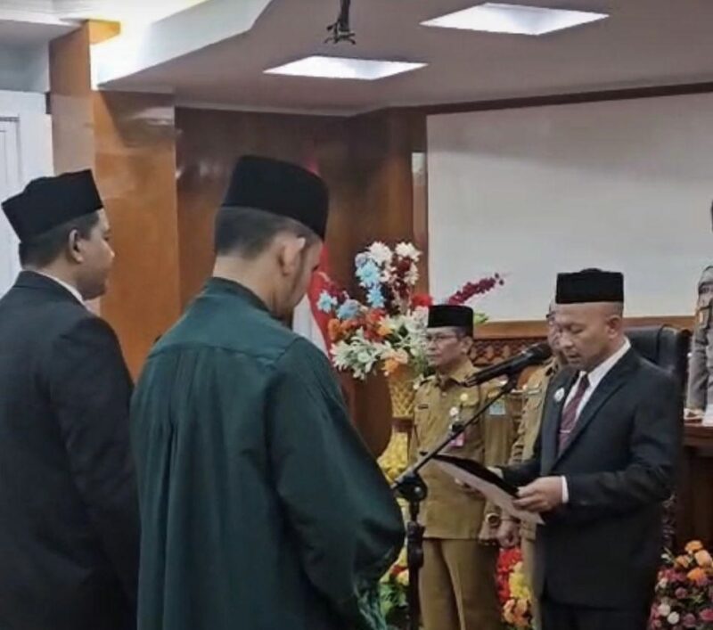 Bupati Safwandi dalam prosesi pengambilan sumpah jabatan H. Masri sebagai Sekretaris Daerah (Sekda) Kabupaten Aceh Jaya yang berlangsung di Aula Lantai III Setdakab Aceh Jaya, Senin (27/4/2026). Foto: Dok. Istimewa