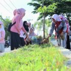 Sejumlah ASN Aceh Barat mengikuti gotong royong di kawasan Batu Putih, Meulaboh, Jumat (17/4/2026). Foto: Dok. Istimewa 