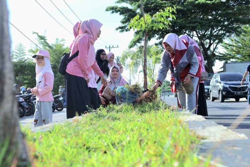 Sejumlah ASN Aceh Barat mengikuti gotong royong di kawasan Batu Putih, Meulaboh, Jumat (17/4/2026). Foto: Dok. Istimewa 