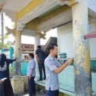 Petugas Dinas Perhubungan Aceh Barat membersihkan halte bus sekolah di Meulaboh, Selasa (28/4/2026). Foto: Dok. Istimewa 