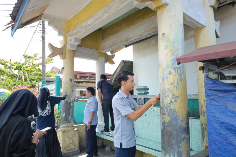 Petugas Dinas Perhubungan Aceh Barat membersihkan halte bus sekolah di Meulaboh, Selasa (28/4/2026). Foto: Dok. Istimewa 