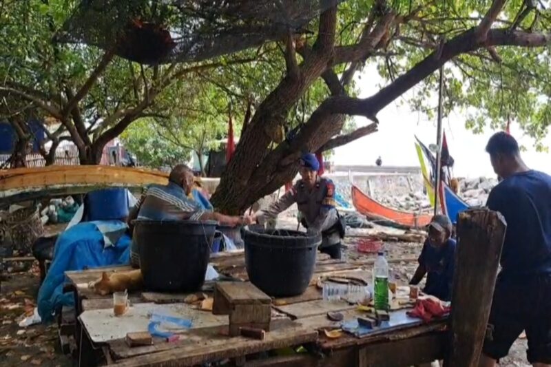 Satuan Polisi Air dan Udara (Sat Polairud) Polres Lhokseumawe melaksanakan patroli dialogis di pesisir Gampong Pusong Baru, Kecamatan Banda Sakti, Minggu (5/4/2026). Dok. Ist