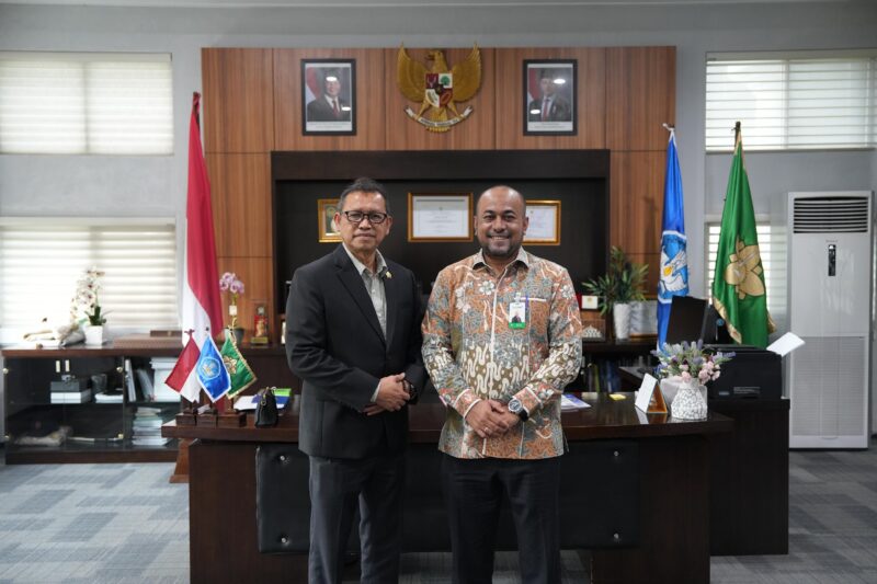 Direktur Utama Bank Aceh Fadhil Ilyas bersama Rektor Universitas Syiah Kuala Mirza Tabrani usai pertemuan silaturahmi strategis di Banda Aceh, Senin (06/4/2026). Foto: Dok. Istimewa 
