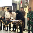 Wali Kota Banda Aceh IIliza Sa'aduddin Djamal bersama Ketua DPRK Banda Aceh Irwansyah menandatangi dokumen Musrenbang RKPD 2027, Senin (13/4/2026). Foto: Dok. Istimewa 