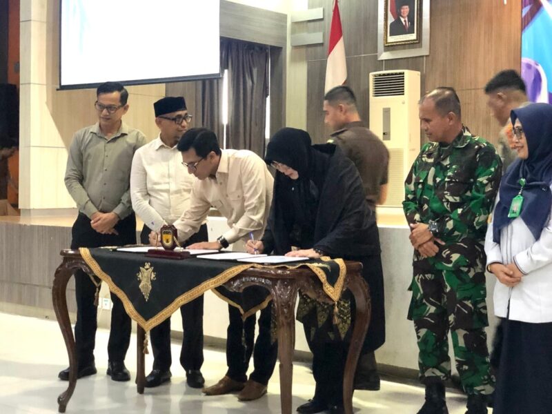 Wali Kota Banda Aceh IIliza Sa'aduddin Djamal bersama Ketua DPRK Banda Aceh Irwansyah menandatangi dokumen Musrenbang RKPD 2027, Senin (13/4/2026). Foto: Dok. Istimewa 