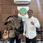 Tokoh Aceh T. Rival Amiruddin (kiri) bersama pejabat di lingkungan Kementerian Pertanian RI usai pertemuan di Jakarta. Foto: Dok. Istimewa