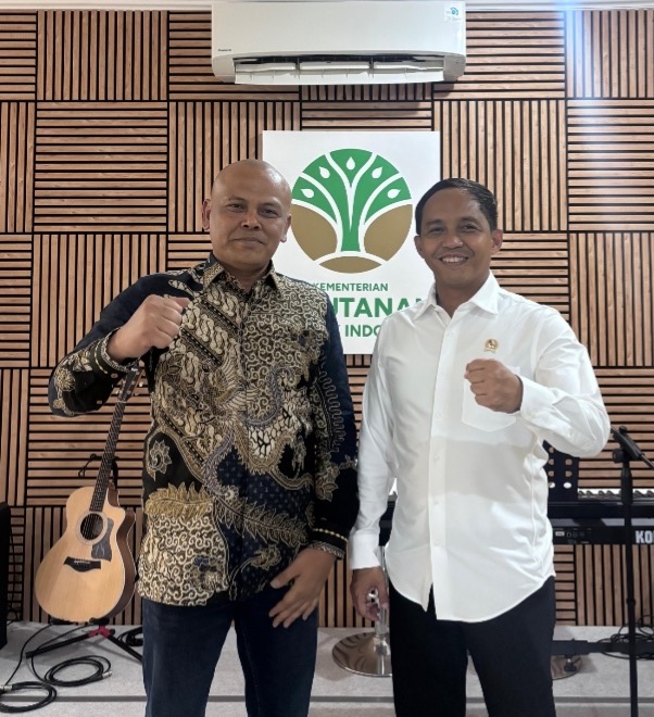 Tokoh Aceh T. Rival Amiruddin (kiri) bersama pejabat di lingkungan Kementerian Pertanian RI usai pertemuan di Jakarta. Foto: Dok. Istimewa