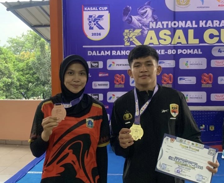 Bripda Petra Julio Alexandro Sihombing menunjukkan medali emas usai menjuarai kelas Kumite -60 Kg Putra pada ajang KASAL Cup V 2026 di Jakarta, Sabtu (4/4/2026). Foto: Dok. Istimewa 