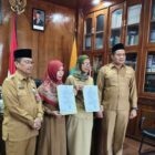 Sekda Aceh Jaya, Masri, menyerahkan Surat Perintah Plt kepada Yenni Elpiana dan Nursimah di Ruang Kerja Sekda Aceh Jaya, Selasa (28/4/2026). Foto: Dok. Istimewa