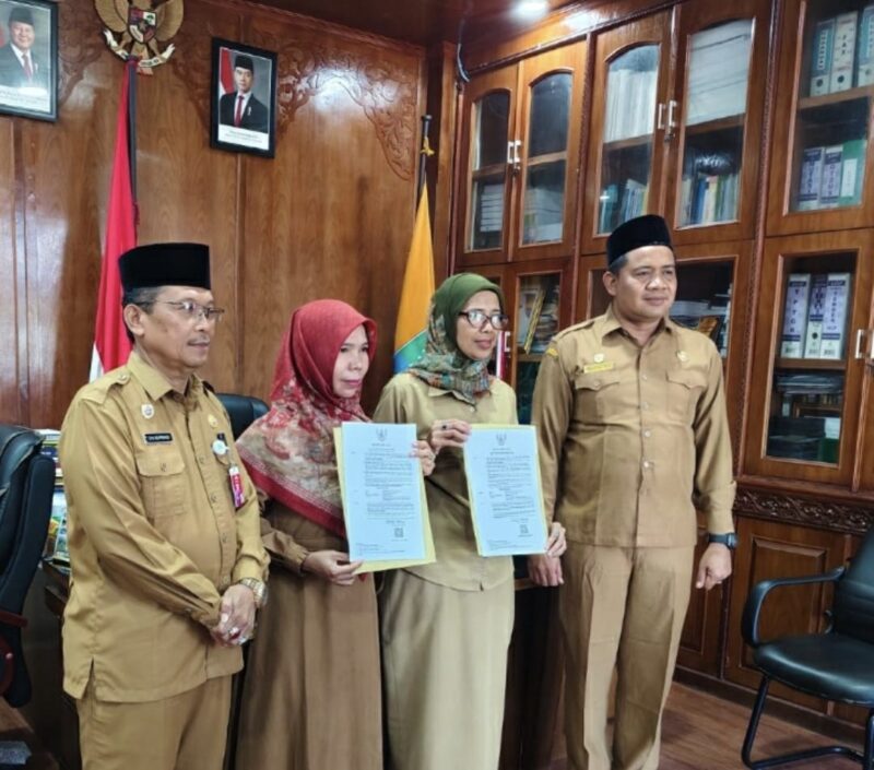 Sekda Aceh Jaya, Masri, menyerahkan Surat Perintah Plt kepada Yenni Elpiana dan Nursimah di Ruang Kerja Sekda Aceh Jaya, Selasa (28/4/2026). Foto: Dok. Istimewa