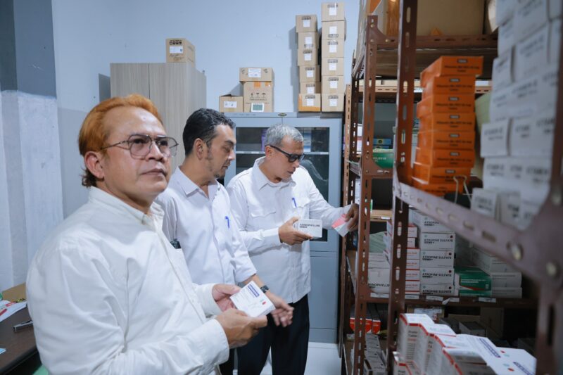 Asisten III Sekda Aceh Besar, Abdullah SSos didampingi Direktur RSUD Aceh Besar dr. Bunaiya MKM dan Kabag Hukum Rafzan SH MH saat meninjau gudang Farmasi RSUD Aceh Besar, Rabu (22/4/2026). Foto: Dok. MC Aceh Besar