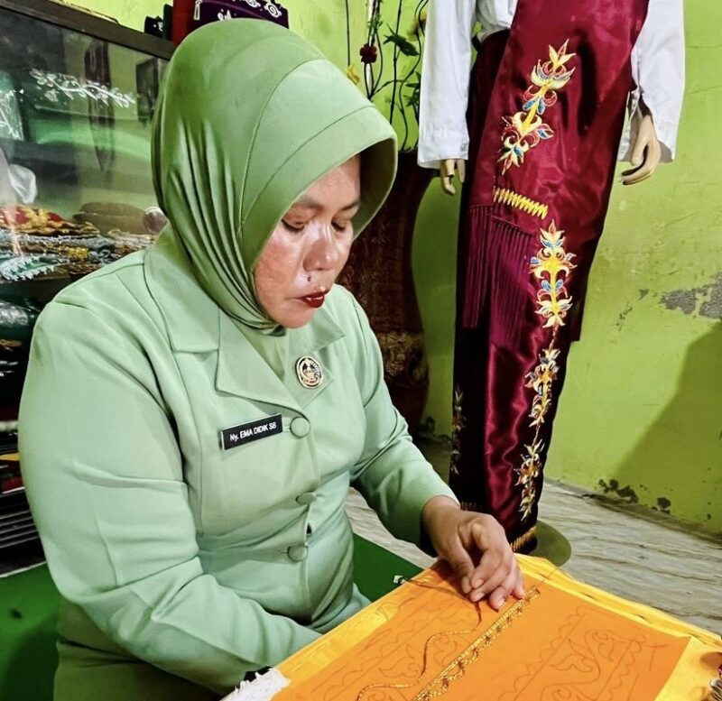 Pengrajin kasab Aceh Barat menyiapkan motif tradisional Pucok Rebung untuk pelaminan adat. Foto: Dok. Istimewa 
