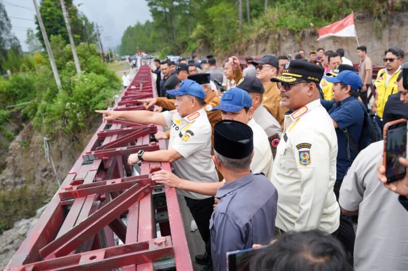 Mendagri Tito Karnavian didampingi Safrizal ZA dan sejumlah pejabat meninjau jembatan bailey pascabencana di Bener Meriah, Senin (20/4/2026). Foto: Dok. Istimewa 