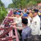 Mendagri Tito Karnavian didampingi Safrizal ZA dan sejumlah pejabat meninjau jembatan bailey pascabencana di Bener Meriah, Senin (20/4/2026). Foto: Dok. Istimewa 