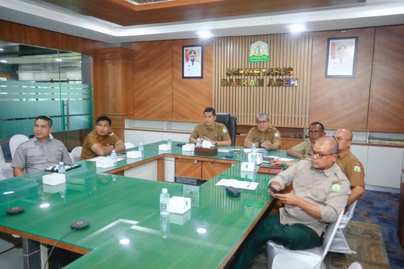 Sekda Aceh, M. Nasir, S.IP, MPA di dampingi SKPA terkait memimpin Rakor via zoom meeting bersama Tim SAR & BMKG di ruang rapat kerja Sekda Aceh, Senin (13/4/2026). Foto: Dok. Istimewa
