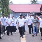 Bupati Aceh Besar H Muharram Idris bersama rombongan saat mengunjungi Sekolah Rakyat pada UPT Sentra Darussa’adah Aceh Besar, di Jalan Soekarno–Hatta, Gampong Tingkeum, Kecamatan Darul Imarah, Rabu (15/04/2026). Foto: Dok. MC Aceh Besar