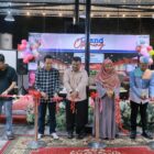 Staf Ahli Bupati Aceh Besar Bidang Pemerintahan, Hukum dan Politik, Drs. Sulaimi, M.Si memotong pita pertanda dilaunchingnya foodcourt di Desa Meunasah Mon, Kecamatan Mesjid Raya, Jumat (3/4/2026) malam. Foto: Dok. Istimewa