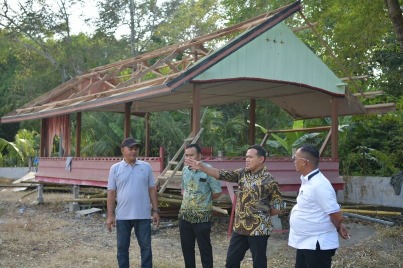 Wakil Gubernur Aceh Fadhlullah saat meninjau pembangunan jalan program Inpres Jalan Daerah (IJD) di Kecamatan Kembang Tanjong, Kabupaten Pidie, Kamis (30/4/2026). Foto: Dok. Istimewa 