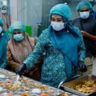 Ketua Tim Penggerak PKK Aceh, Marlina Muzakir, mengunjungi lokasi Satuan Pelayanan Pemenuhan Gizi (SPPG) atau dapur Makan Bergizi Gratis (MBG) di Gampong Lambhuk, Banda Aceh. Foto: Dok. Humas Pemprov Aceh