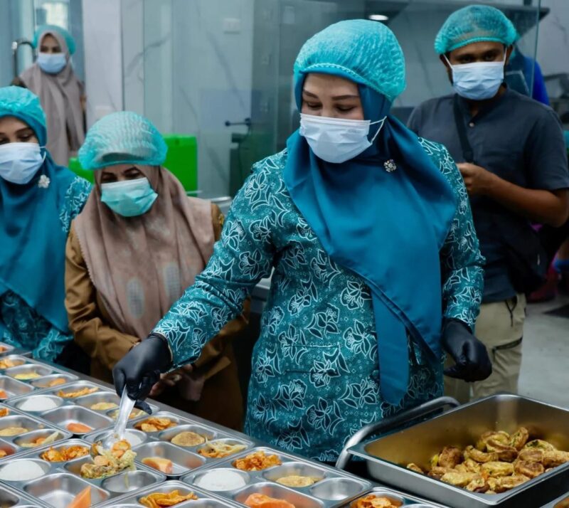 Ketua Tim Penggerak PKK Aceh, Marlina Muzakir, mengunjungi lokasi Satuan Pelayanan Pemenuhan Gizi (SPPG) atau dapur Makan Bergizi Gratis (MBG) di Gampong Lambhuk, Banda Aceh. Foto: Dok. Humas Pemprov Aceh
